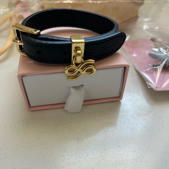 Accessories - Picture 2 of 6